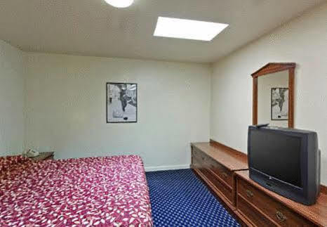 Americas Value Oxnard-port Hueneme